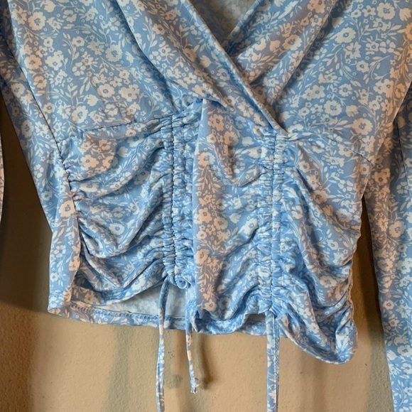 NWT No Boundaires Womens Floral Rusched Front Long Sleeve Blue White Top Medium - Picture 3 of 13